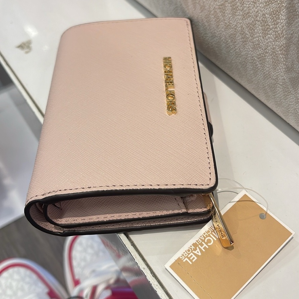 Michael Kors Medium Saffiano Leather Wallet
Powder Blush
NWT
L - Picture 1 of 16
